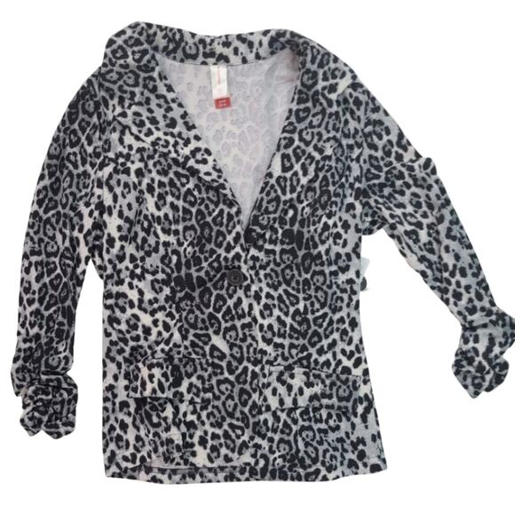 BLOUSE Nwt no boundaries grey white leopard print collared cardigan small - Picture 1 of 12